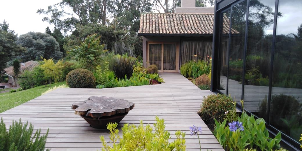 Deck exterior en jardín — Pisos ATM